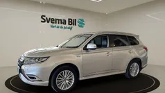 Silvermetallic Begagnad 2020 Mitsubishi Outlander P-HEV Comfort Edition SUV | 239 900 kr (Marknadspris)