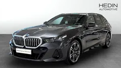 Grå (grey) Begagnad 2025 BMW 530e M Sport Kombi | 674 700 kr (Marknadspris)