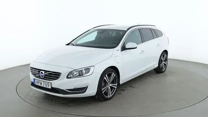 Vit Begagnad 2016 Volvo V60 Momentum Kombi | 164 000 kr (Marknadspris)