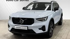 Blå Begagnad 2023 Volvo XC40 Plus SUV | 364 900 kr (Marknadspris)