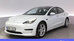 Vit Begagnad 2021 Tesla Model 3 Standard Range Plus Sedan | 272 900 kr (Marknadspris)