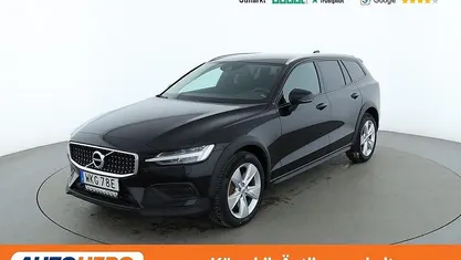 Svart Begagnad 2021 Volvo V60 CC Momentum Kombi | 282 000 kr (Marknadspris)