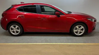 Röd Begagnad 2015 Mazda 3 Inclusive Halvkombi | 139 900 kr (Marknadspris)