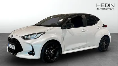 Vit Begagnad 2023 Toyota Yaris Hybrid Halvkombi | 219 900 kr (Marknadspris)