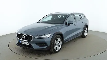 Begagnad 2021 Volvo V60 CC Momentum Kombi | 349 000 kr (Marknadspris)