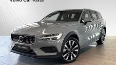 Grå Begagnad 2024 Volvo V60 CC Plus Kombi | 459 900 kr (Marknadspris)