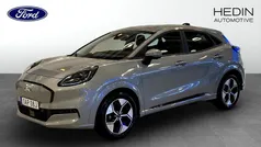 Grå (grey) Ny 2025 Ford Puma Gen-E SUV | 397 375 kr (Marknadspris)