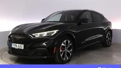 Svart Begagnad 2021 Ford Mustang Mach-E SUV | 372 900 kr (Marknadspris)