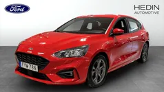 Röd (red) Begagnad 2021 Ford Focus ST-Line Halvkombi | 174 900 kr (Marknadspris)