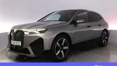 Grå Begagnad 2022 BMW iX Sport Line SUV | 519 900 kr (Marknadspris)