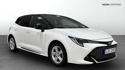 Vit Begagnad 2022 Toyota Corolla Halvkombi | 269 900 kr (Marknadspris)