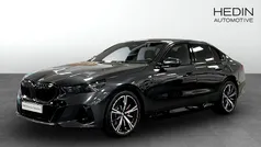 Grå (grey) Begagnad 2025 BMW 530e M Sport Sedan | 678 700 kr (Marknadspris)
