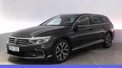 Mörkgrå Begagnad 2022 VW Passat Executive Kombi | 279 900 kr (Marknadspris)