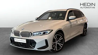 Begagnad BMW 330e Shadowline 299 HK (219 kW) 2025 Grå Kombi