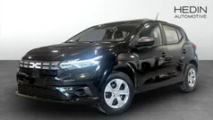 Svart (black) Ny 2025 Dacia Sandero Essentiel Halvkombi | 169 000 kr (Superpris)