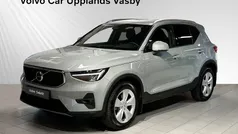 Grå Begagnad 2023 Volvo XC40 Core SUV | 339 900 kr (Marknadspris)