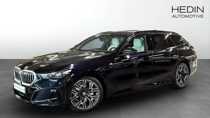 Svart (blue) Begagnad 2025 BMW 530e M Sport Kombi | 648 700 kr (Marknadspris)