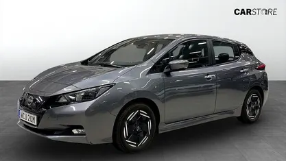 Grå Begagnad 2024 Nissan Leaf Halvkombi | 189 900 kr (Marknadspris)