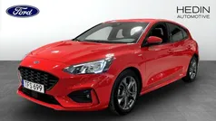 Röd (red) Begagnad 2021 Ford Focus ST-Line Halvkombi | 189 900 kr (Marknadspris)