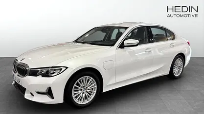 Vit (white) Begagnad 2019 BMW 330e Luxury Line Sedan | 199 900 kr (Marknadspris)