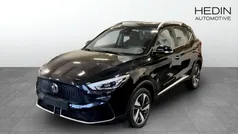 Svart (black) Ny 2024 MG ZS Comfort Sedan | 327 490 kr (Marknadspris)