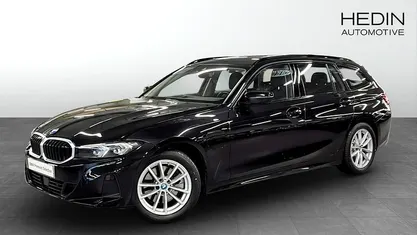 Svart (black) Begagnad 2023 BMW 330e Shadowline Kombi | 358 700 kr (Marknadspris)
