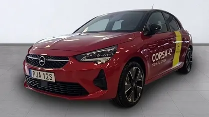 Hot redmetallic /svart tak Begagnad 2022 Opel Corsa-e Design & Tech Halvkombi | 249 900 kr (Marknadspris)