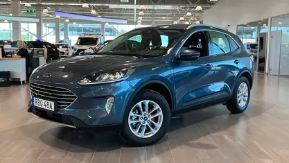Blå Begagnad 2023 Ford Kuga Titanium SUV | 269 900 kr (Marknadspris)