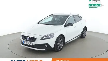 Vit Begagnad 2016 Volvo V40 CC Summum Kombi | 200 000 kr (Marknadspris)