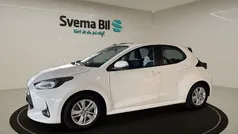 Vit Begagnad 2022 Toyota Yaris Hybrid Active Halvkombi | 189 900 kr (Marknadspris)
