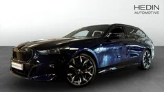 Blå (blue) Begagnad 2025 BMW 550e M Sport Kombi | 968 700 kr (Marknadspris)