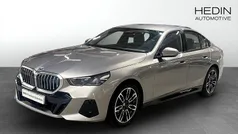 Grå (beige) Begagnad 2025 BMW 520 M Sport Sedan | 568 700 kr (Marknadspris)