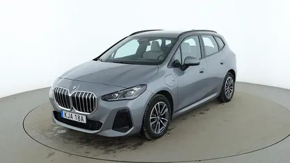Grå Begagnad 2023 BMW 230e Active Tourer M Sport Minibuss | 389 000 kr