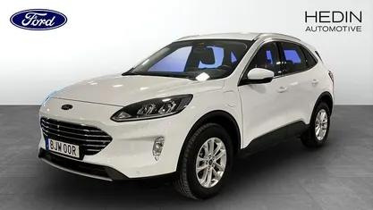 Frozen white Begagnad 2023 Ford Kuga Titanium SUV | 269 900 kr (Marknadspris)