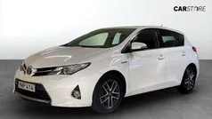 Vit Begagnad 2015 Toyota Auris Hybrid Edition Halvkombi | 114 900 kr (Marknadspris)