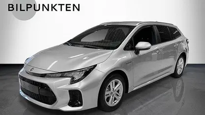 Grå (silver metallic (m)) Begagnad 2024 Suzuki Swace Kombi | 299 900 kr (Marknadspris)