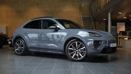 Grå (grey) Ny 2025 Porsche Macan SUV | 1 328 500 kr (Marknadspris)