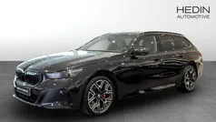 Svart (black) Begagnad 2025 BMW 530e M Sport Kombi | 724 700 kr (Marknadspris)