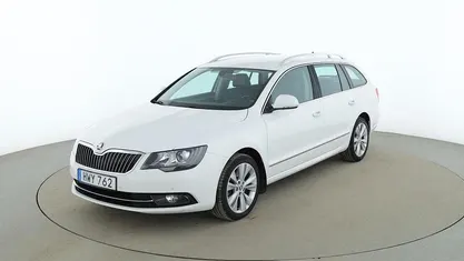 Vit Begagnad 2015 Skoda Superb Elegance Kombi | 147 000 kr (Marknadspris)