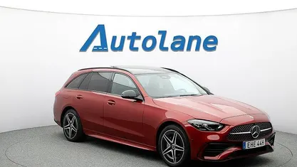 Hyacintröd metallic Begagnad 2022 Mercedes C300e AMG Kombi | 439 900 kr (Marknadspris)