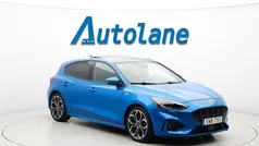 Mörkblå Begagnad 2018 Ford Focus ST-Line Halvkombi | 149 900 kr (Marknadspris)