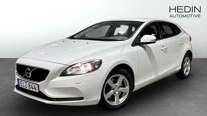 Vit Begagnad 2018 Volvo V40 Kinetic Halvkombi | 174 900 kr (Marknadspris)