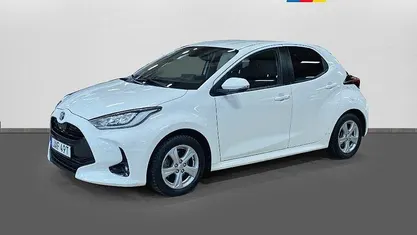 Vit Begagnad 2022 Toyota Yaris Hybrid Active Halvkombi | 179 500 kr (Marknadspris)