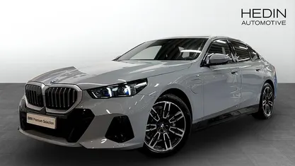 Grå Begagnad 2025 BMW 530e Comfort Edition Sedan | 614 700 kr (Bra pris)