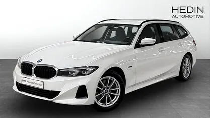 Begagnad BMW 330e Shadowline 292 HK (214 kW) 2022 Vit Kombi
