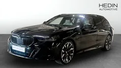 Svart (black) Begagnad 2025 BMW 530e M Sport Kombi | 728 700 kr (Marknadspris)