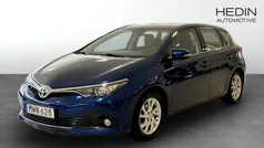 Mörkblå (blue) Begagnad 2015 Toyota Auris Halvkombi | 124 900 kr (Marknadspris)