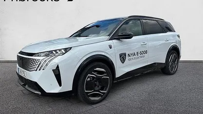 Vit (vit okenite) Begagnad 2024 Peugeot e-5008 Allure SUV | 509 800 kr (Marknadspris)