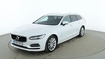 Vit Begagnad 2018 Volvo V90 Momentum Kombi | 343 000 kr (Marknadspris)