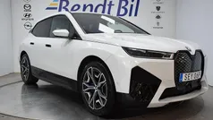 Mineralvit metallic Begagnad 2023 BMW iX Sport Line SUV | 599 500 kr (Superpris)